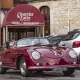 Voiture ancêtre dans l'escale pour les classiques